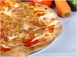 Tomaat, kaas, tonijn, ui, champignons en oregano