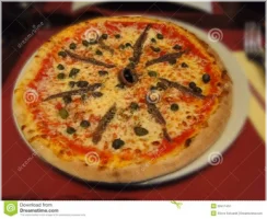 Tomaat, kaas, kappertjes, ansjovis en oregano